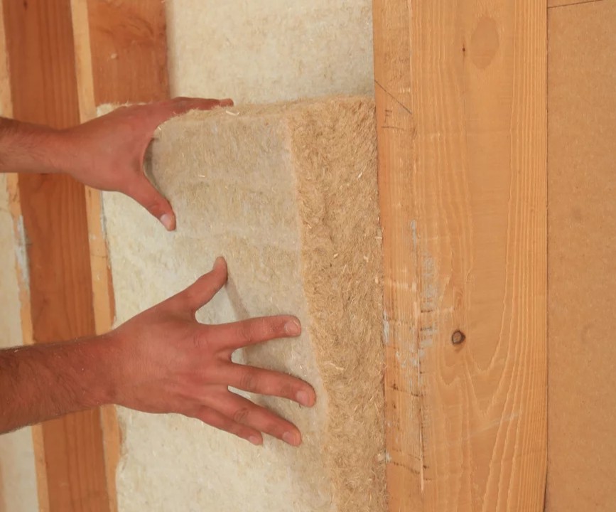 Pose d un isolant biosource en laine de chanvre pour une renovation maison ecologique