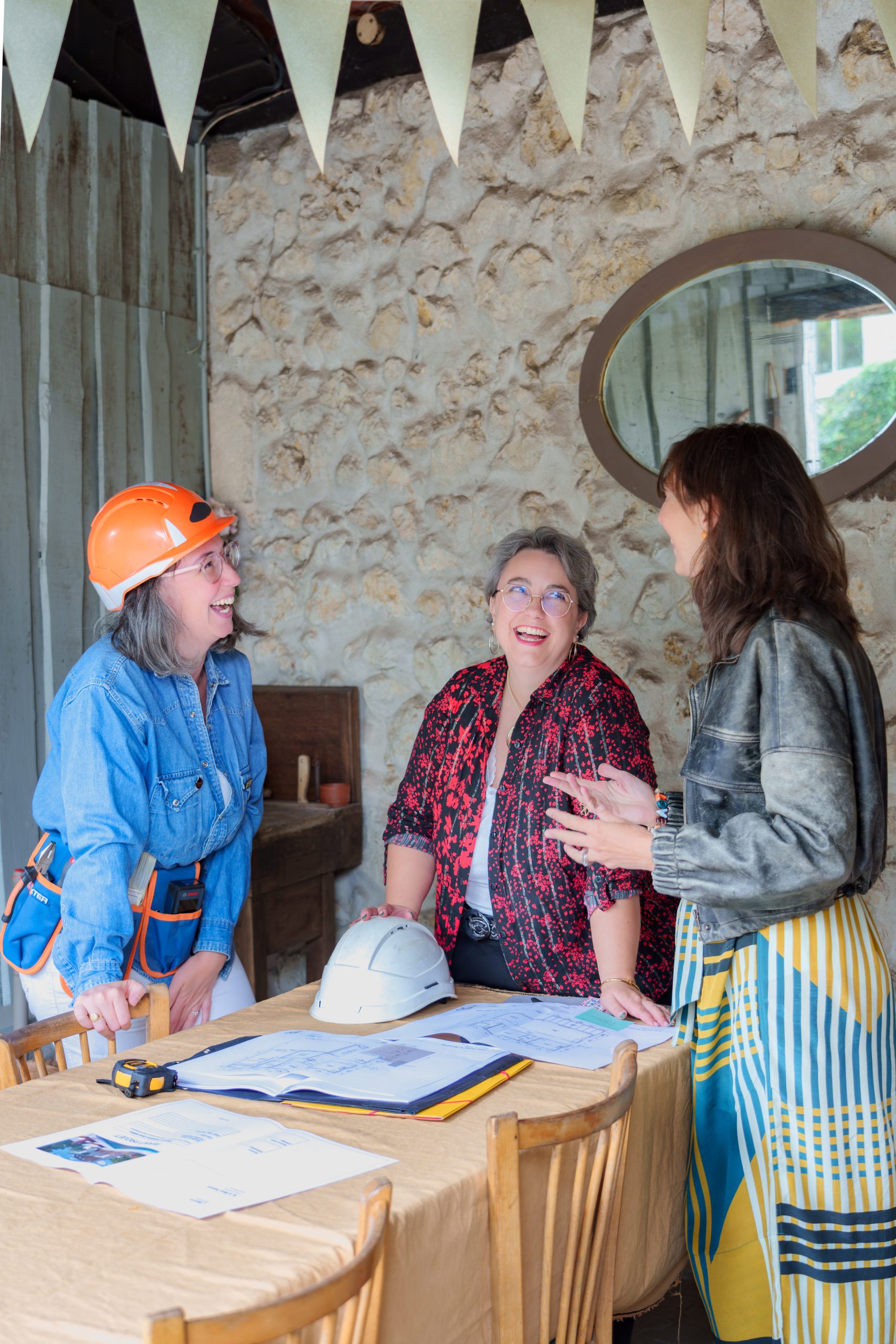 Photo de 3 femmes dans un environnement de rénovation d'une bâtisse en pierres