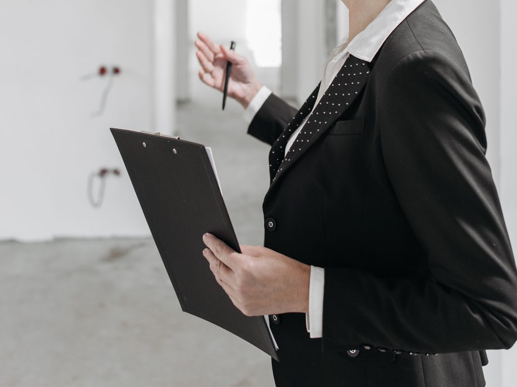 Visite technique sur site avec un courtier en travaux indépendant pour évaluer le budget